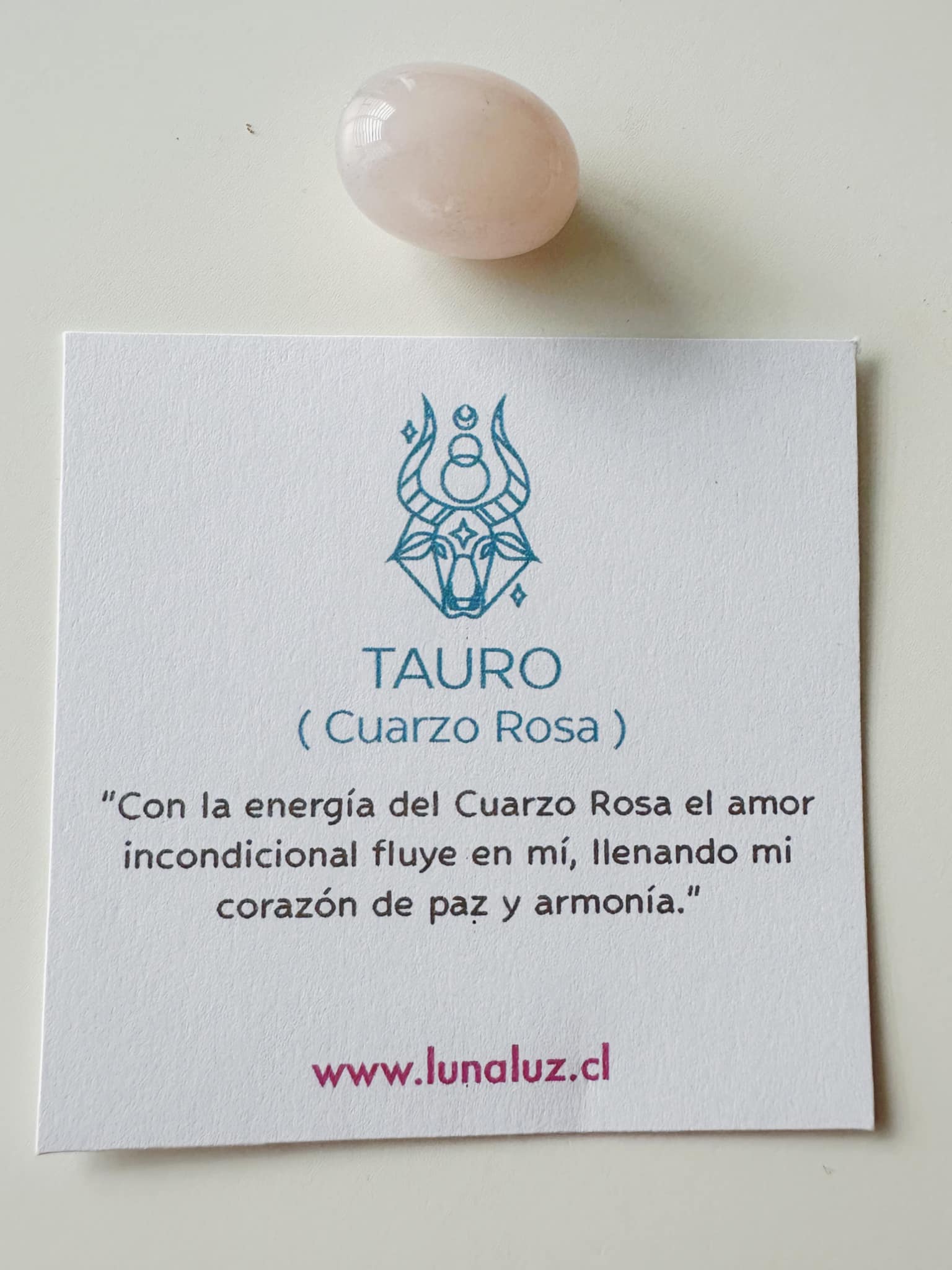 Tarjeta impresa de la piedra cuarzo rosa y del signo de tauro