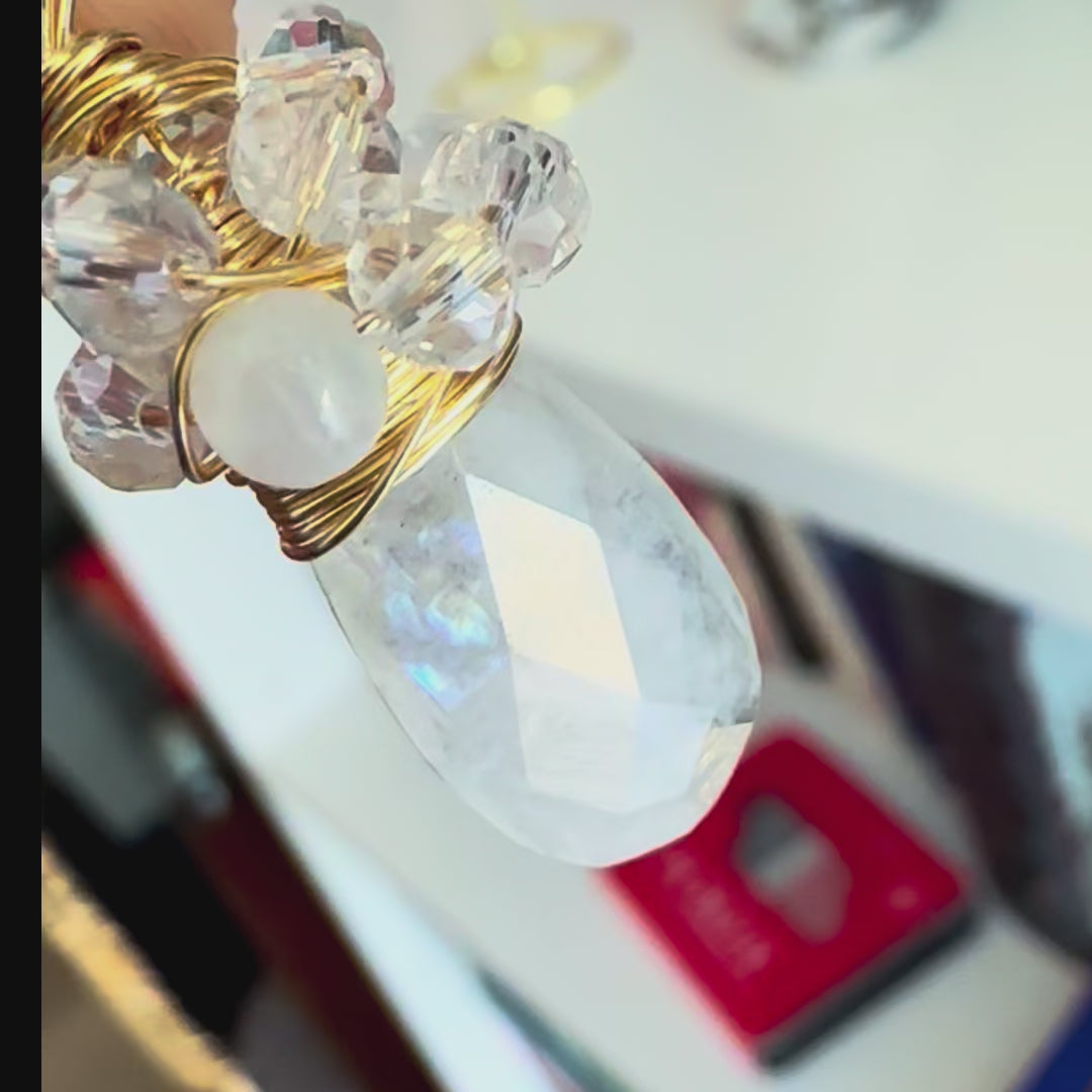 Collar "Susurro de la Luna" en  Piedra Luna con Selenita y Cristales