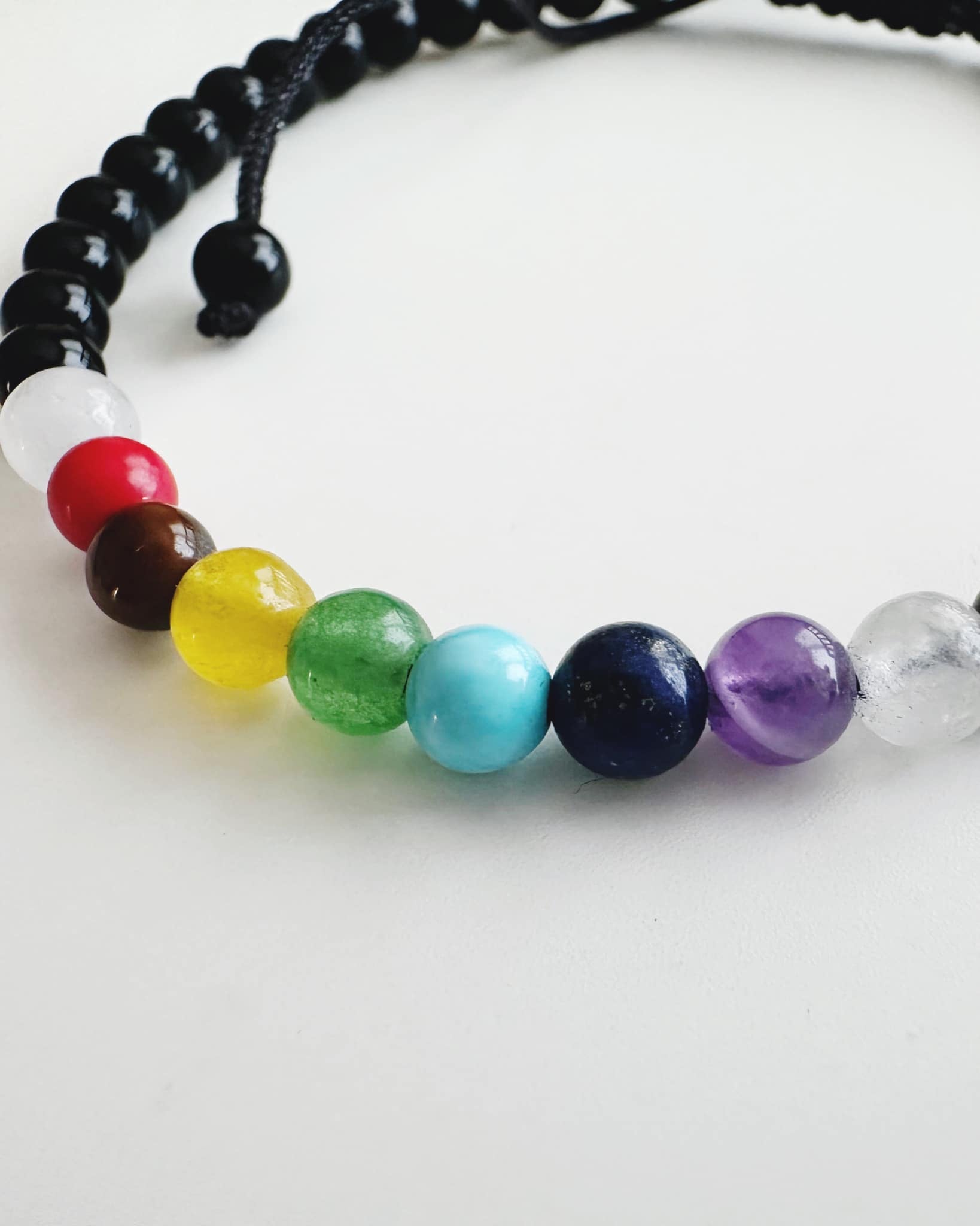 Pulsera 7 chakras en Onix negro ajustable. Incluye packing para regalo