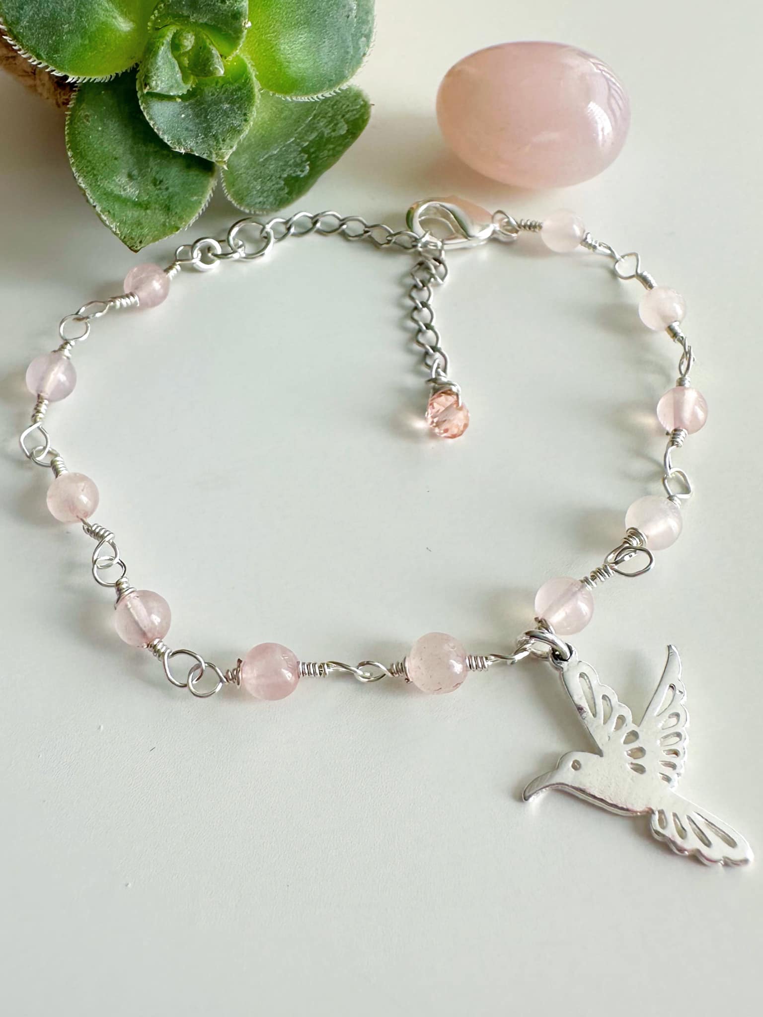 pulsera de piedras cuarzo rosa con colibri baño de plata 950 