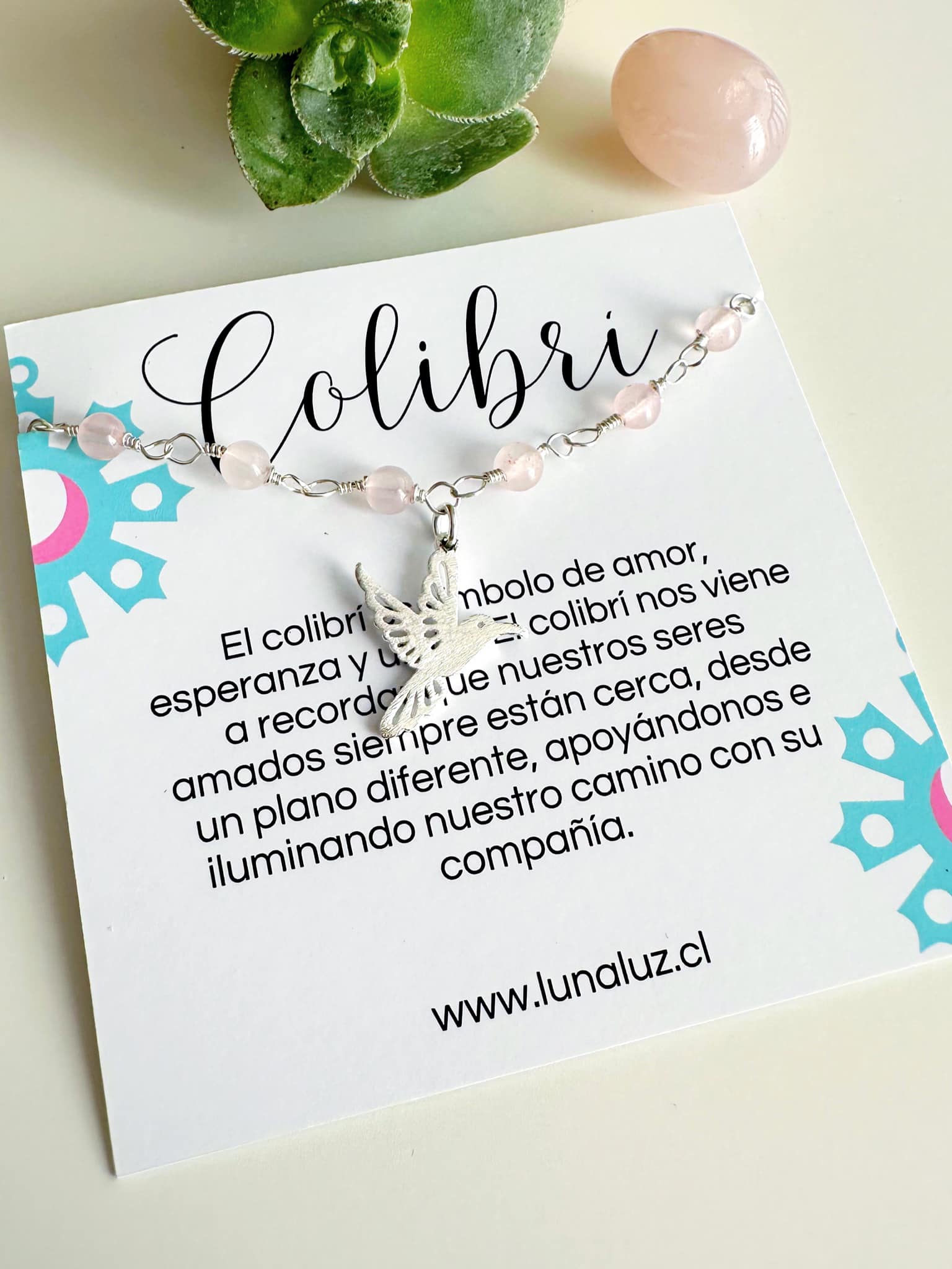 pulsera plata  de cuarzo rosa y colibri sobre tarjeta con el significado del colibri