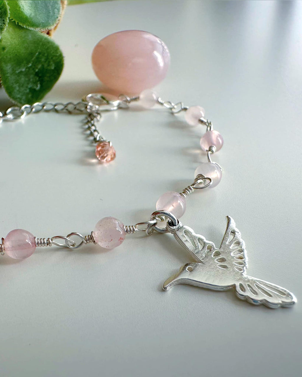 pulsera plata con piedras cuarzo rosa y colibri trabajada en alambrismo 