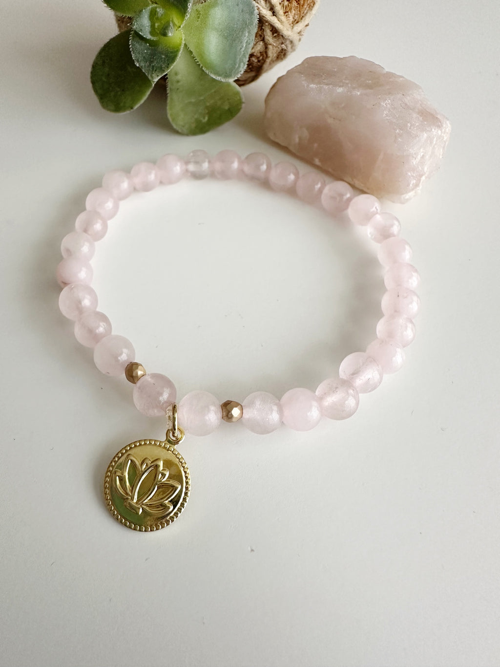 cuarzo rosa, pulsera de cuarzo rosa, propiedades del cuarzo rosa, piedra del amor, cuarzo rosa significado, joyas con piedras naturales, gemoterapia, sanación emocional.