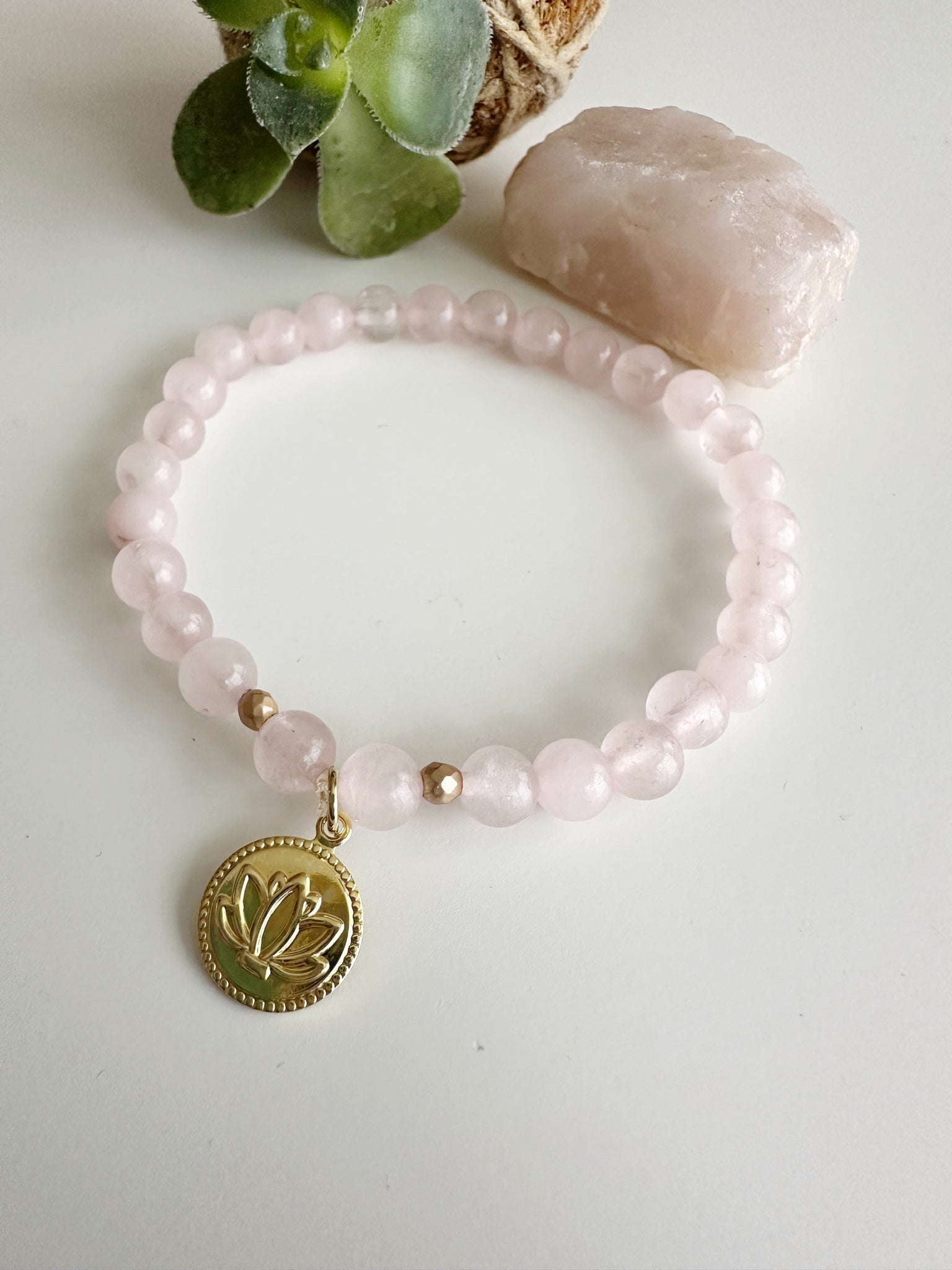 cuarzo rosa, pulsera de cuarzo rosa, propiedades del cuarzo rosa, piedra del amor, cuarzo rosa significado, joyas con piedras naturales, gemoterapia, sanación emocional.