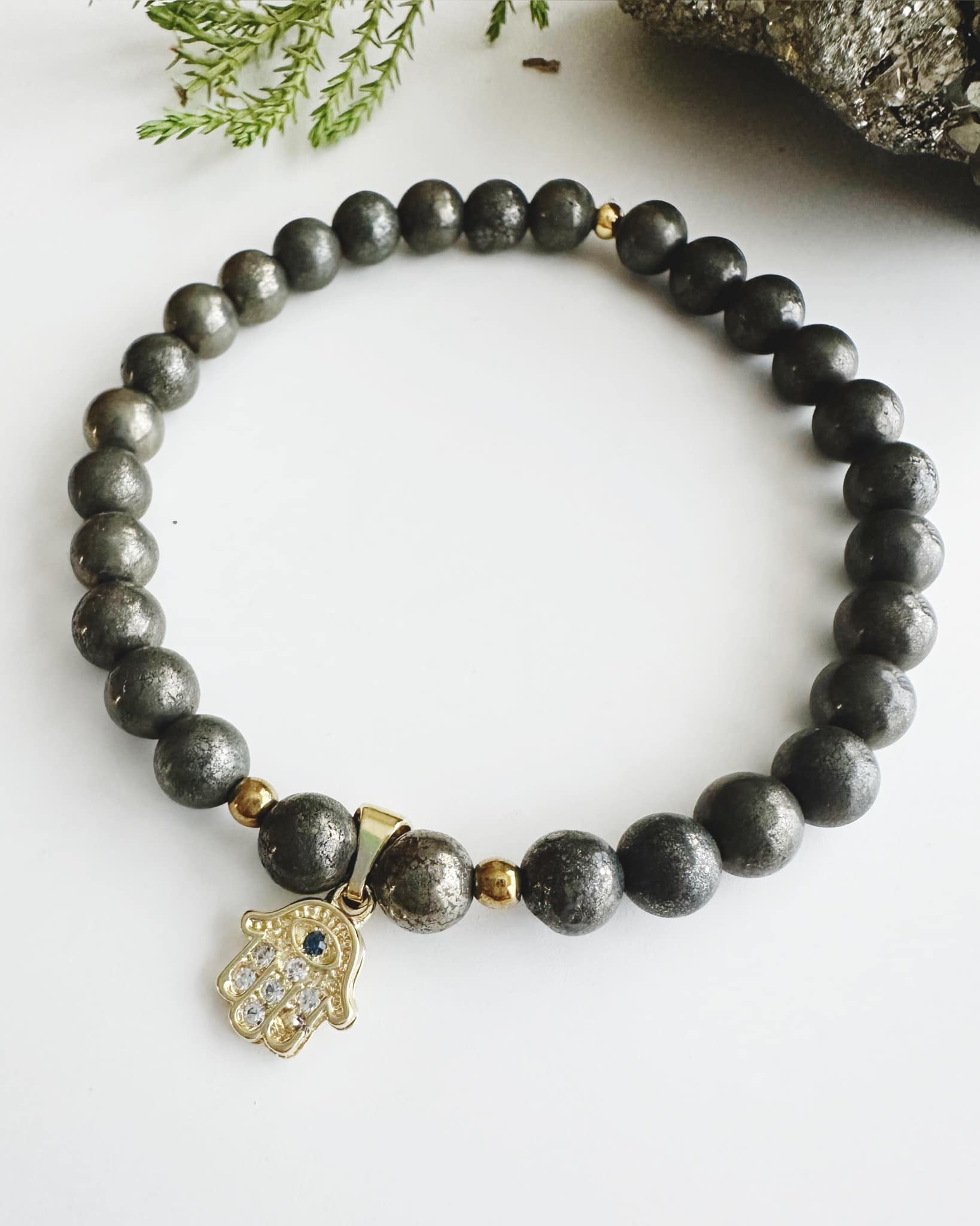 pulsera en piedra pirita bañada en oro con colgante de fatima 