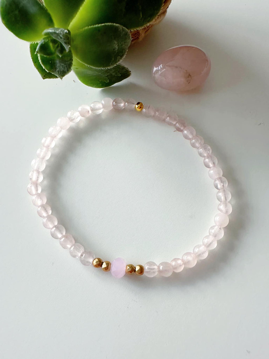 pulsera en cuarzo rosa para el signo de tauro como piedra natal del zodiaco
