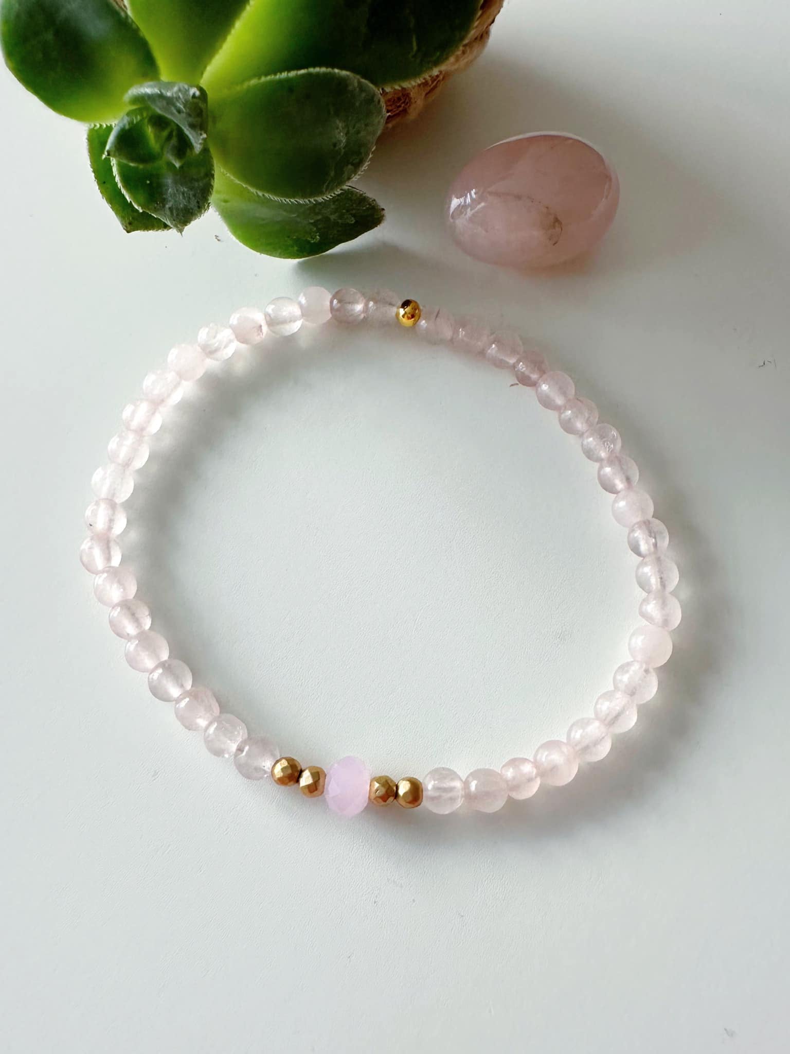 pulsera en cuarzo rosa para el signo de tauro como piedra natal del zodiaco