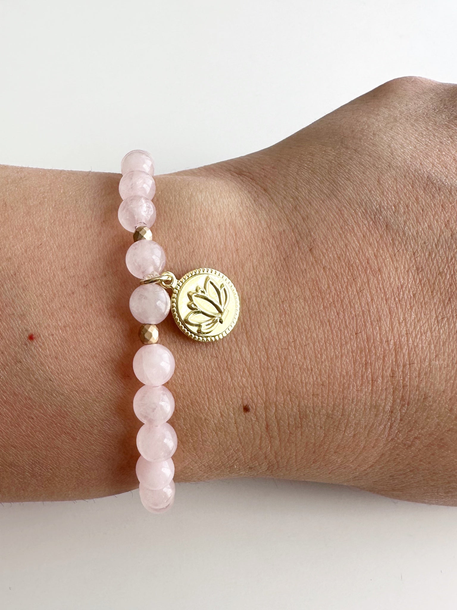 cuarzo rosa, pulsera de cuarzo rosa, propiedades del cuarzo rosa, piedra del amor, cuarzo rosa significado, joyas con piedras naturales, gemoterapia, sanación emocional.