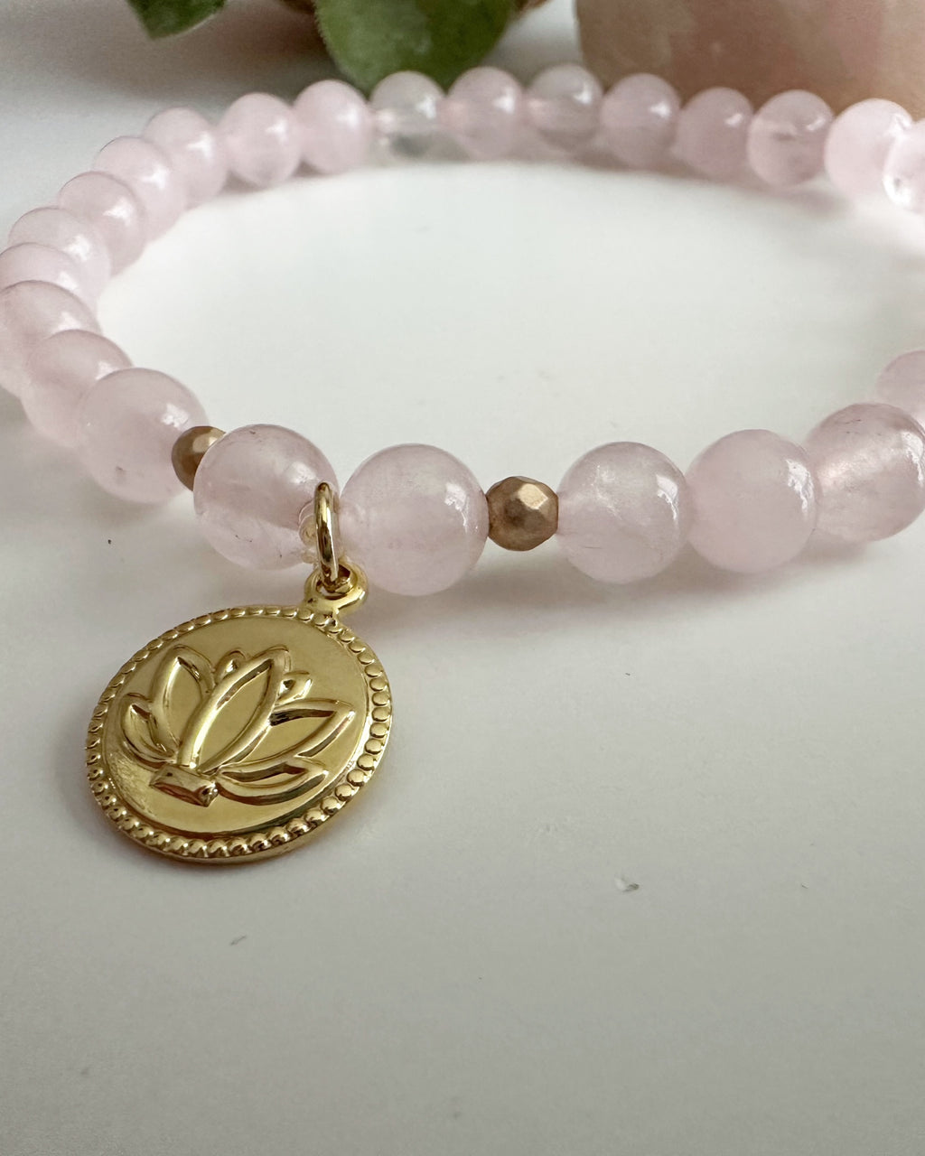cuarzo rosa, pulsera de cuarzo rosa, propiedades del cuarzo rosa, piedra del amor, cuarzo rosa significado, joyas con piedras naturales, gemoterapia, sanación emocional.