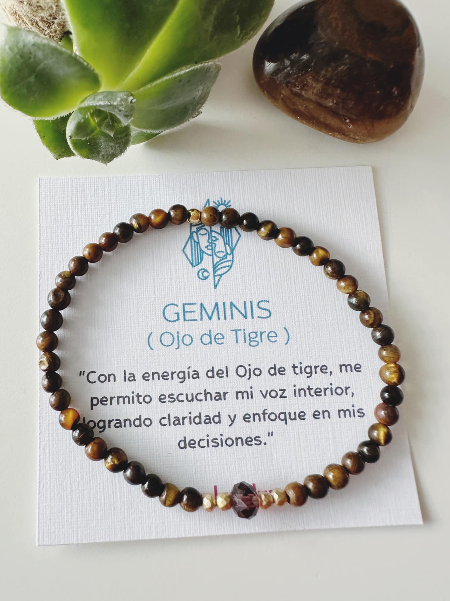 pulsera de geminis en piedra ojo de tigre elasticada. con tarjeta impresa del signo geminis y el significado de la piedra