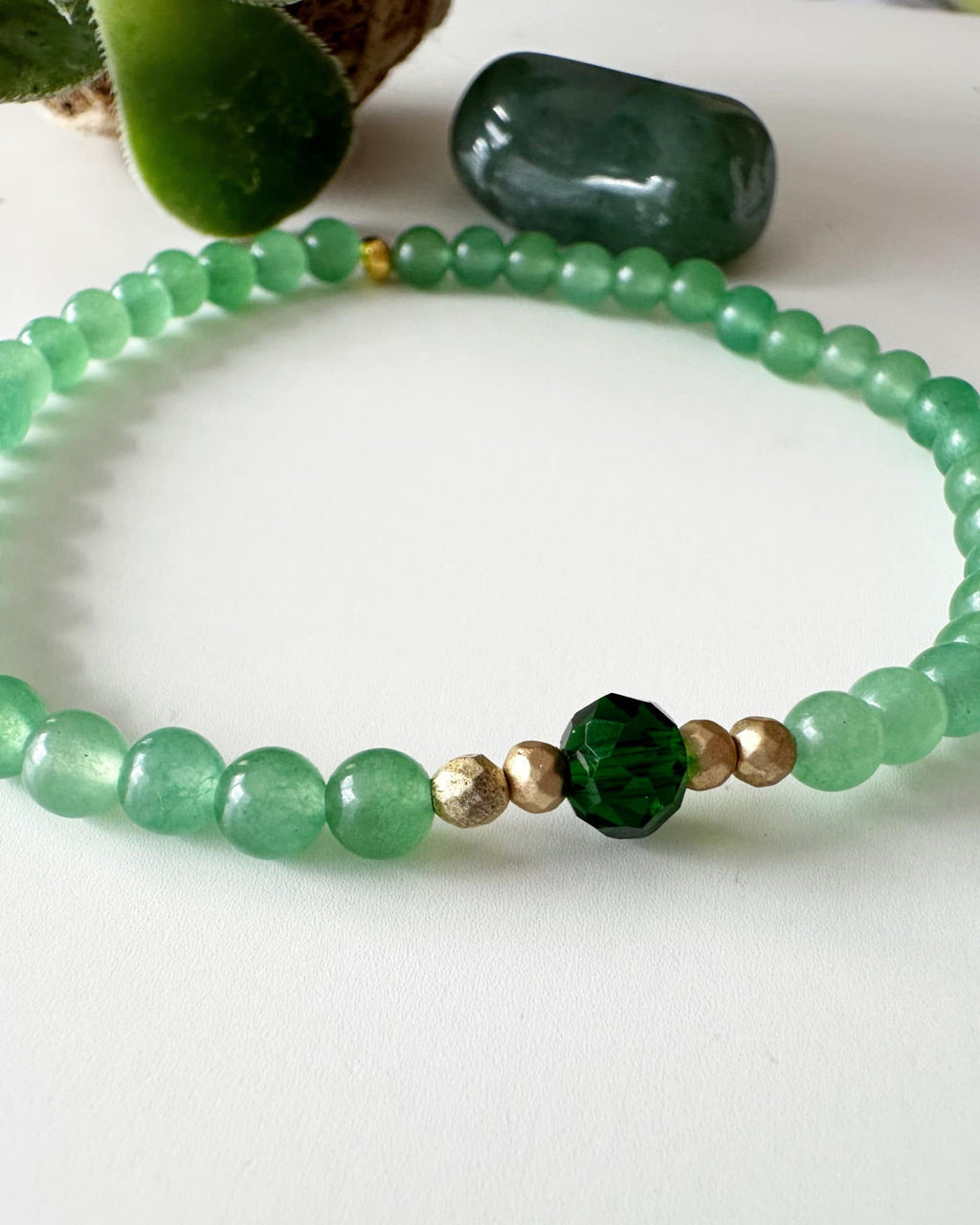 pulsera en piedra jade verde de cerca 
