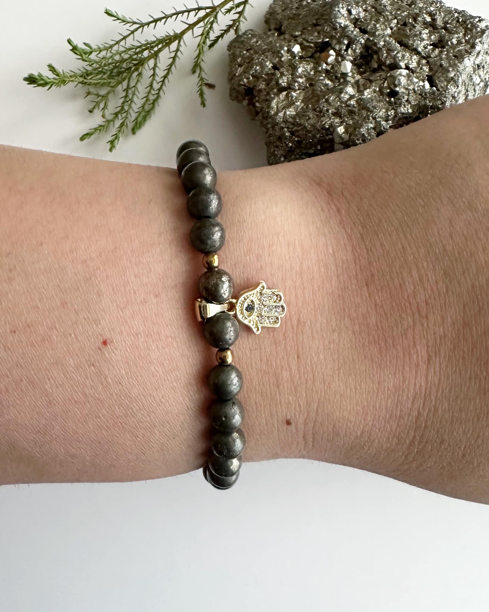 pulsera de mujer con mano de fatima y piedra pirita