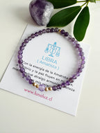 pulsera del signo libra, elasticada e hilada con piedras amatistas. se muestra además la tarjeta que incluye donde se detalla una afirmacion del mieneral y el signo de libra