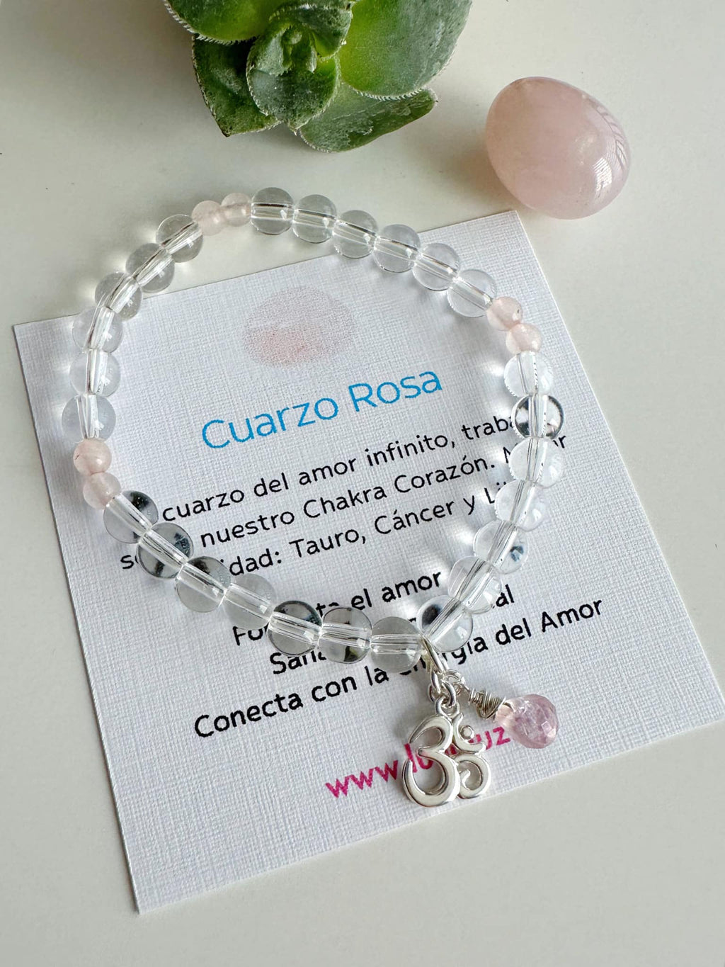 pulsera de cuarzo cristal y cuarzo rosa con simbolo de om. pulsera de mujer 