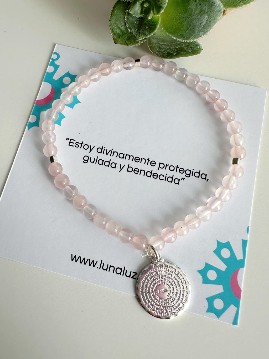 pulsera de piedras naturales con medalla plata de padre nuestro sobre tarjeta con mensaje especial
