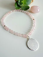 pulsera de piedras cuarzo rosa elasticada y medalla padre nuestro en plata 