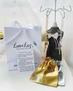 packing de regalo para joyas para mujer  lunaluz. se muestra la bolsa con el logo de la tienda, bolsas que incluye cada joya (dorada y plateada) 