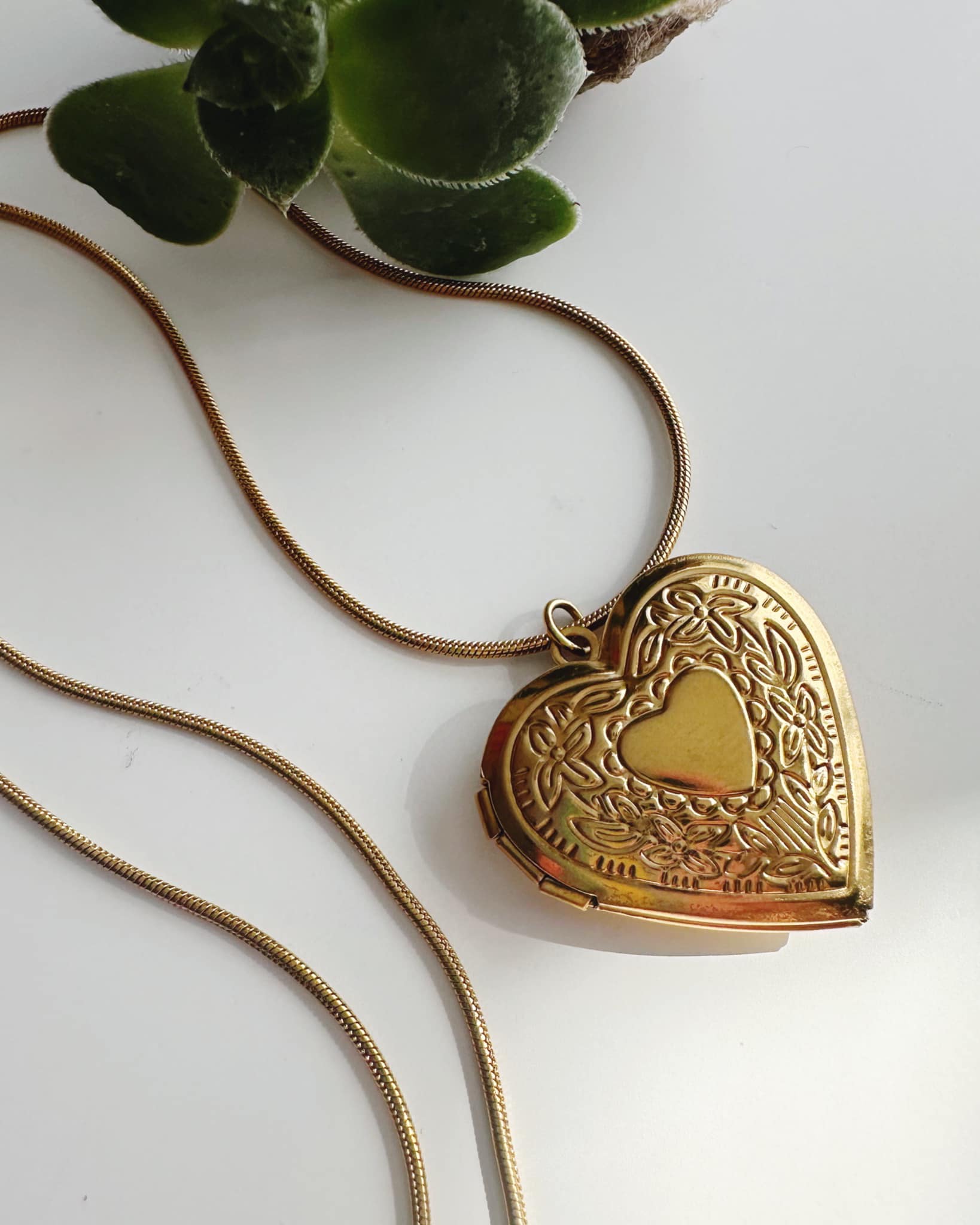 relicarios para mujer, joyas de relicarios, collar relicario, relicarios con foto, relicarios personalizados, joyas para mujer, joyas con valor sentimental, relicarios elegantes,relicarios de oro, relicarios modernos, joyas para regalo, relicarios corazón, relicarios con cadena, joyas conmemorativas, relicarios con diseño delicado, joyas para recordar, relicarios de mujer con foto, joyas clásicas para mujer, relicarios finos, joyas de amor y recuerdo,joyas románticas, joyas conmemorativas para mujer, relica