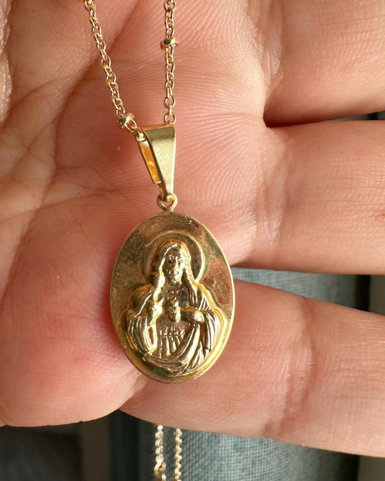 joyas para mujer bañadas en oro, collar con la medalla del corazon sagrado de jesus